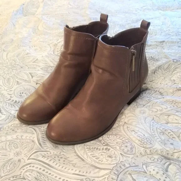 Unisa Ankle Boot, size 1/2 M